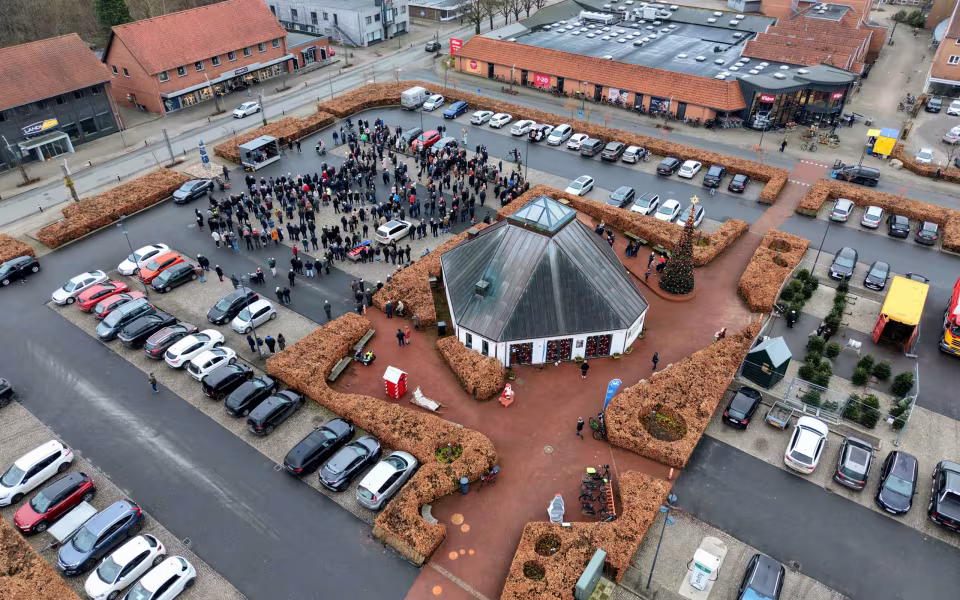 Stor opbakning til juleoptog og Gaveregn i Ølgod, se de mange billeder
