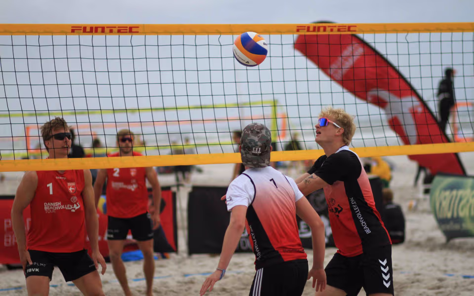 Vestenvinden udfordrer beachvolley-eliten