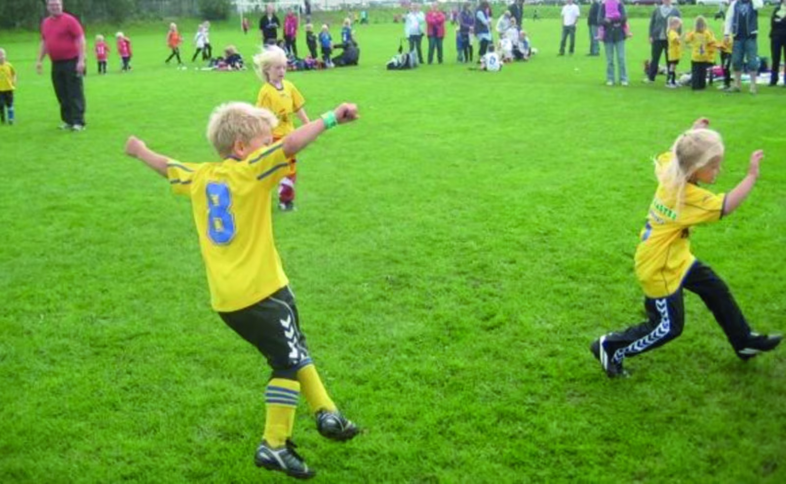 Hjælp til de små fodboldtalenter.