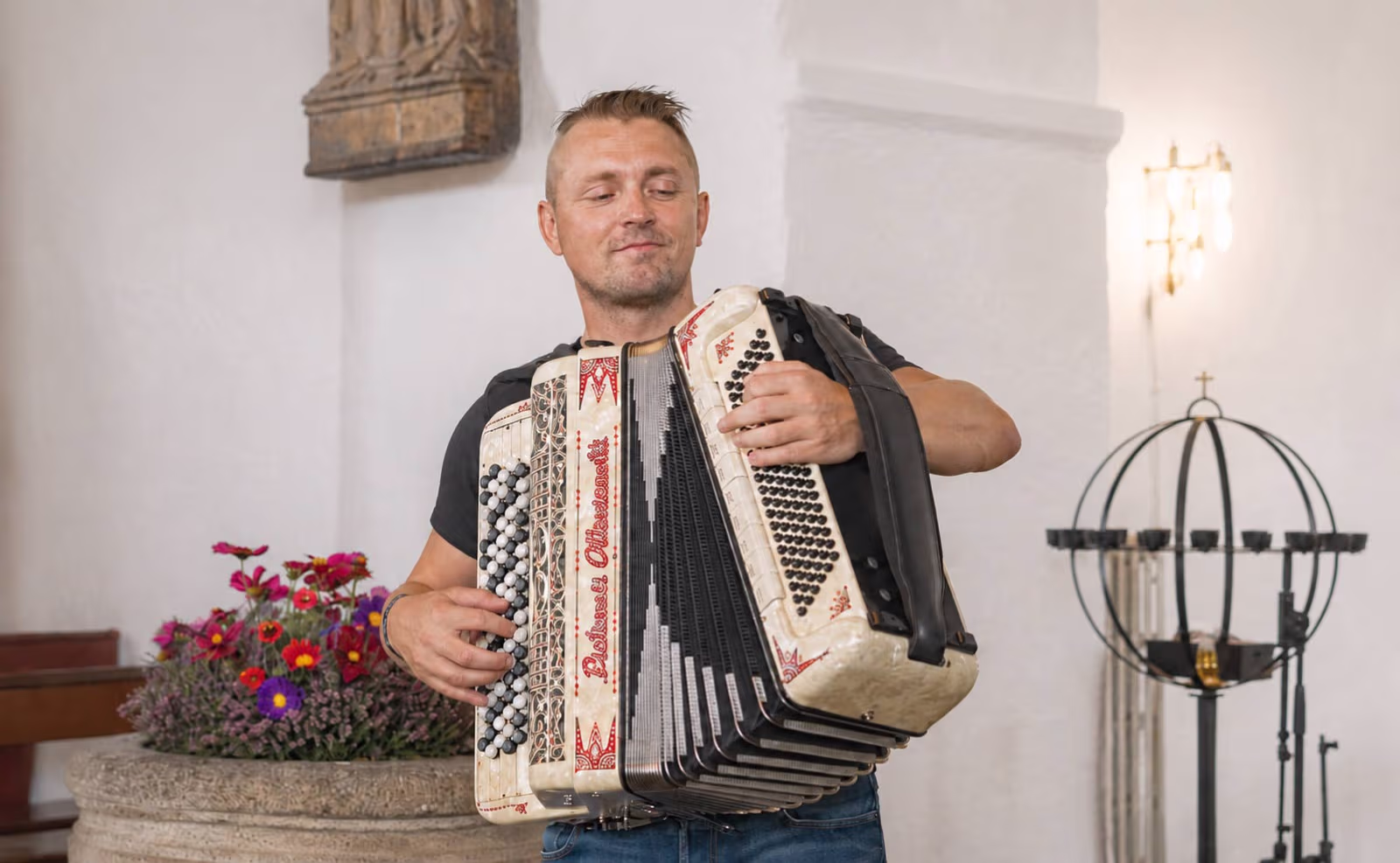 Kristian Rusbjerg optrådte i Ansager Kirke i 2020. Fredag den 24. juli vender han tilbage – denne gang som en del af Kristian Rusbjerg Trio, der åbner rækken af fire koncerter i kirken under Rundt om Harmonikaen i Ansager.