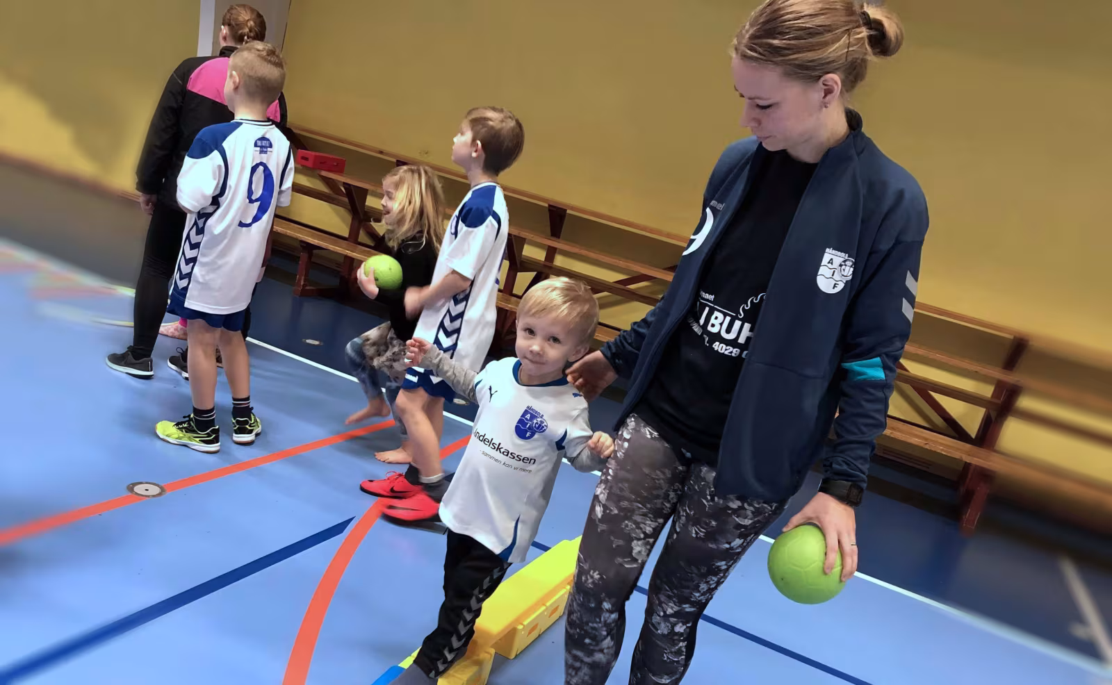 På Håndboldens Dag kan du prøve at spille med bløde håndbolde, der ikke kræver harpiks for at ligge godt i hånden.
