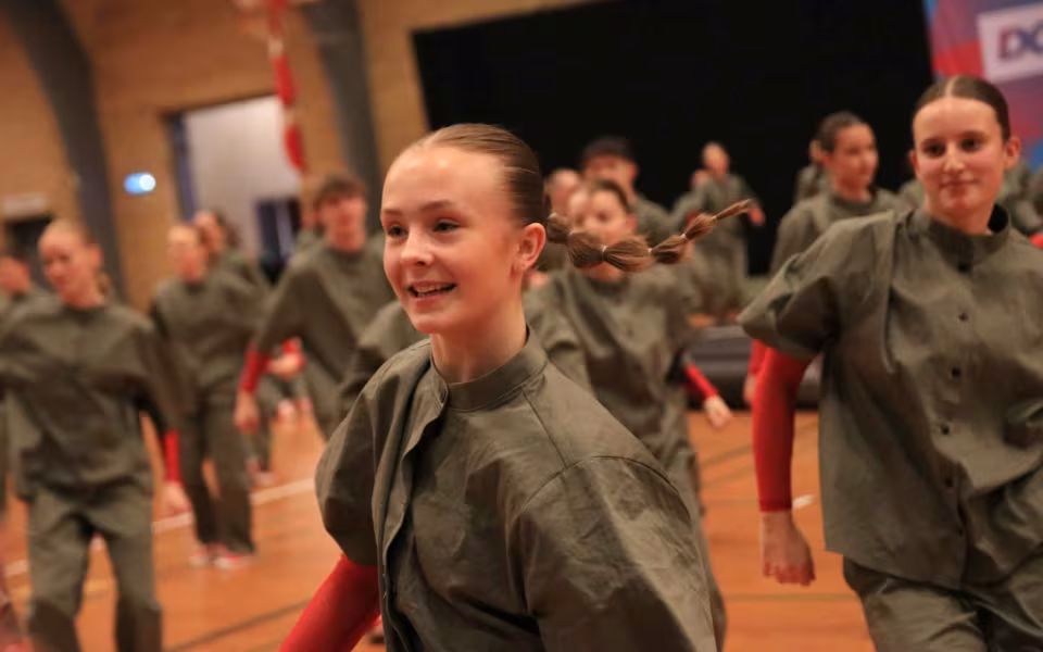 Farverig opvisning lyser Sportspark op