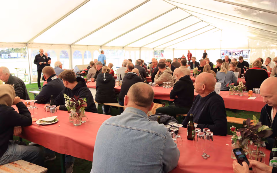Fodboldfest på Oksbøl Stadion med glade fans og stor frivillig indsats