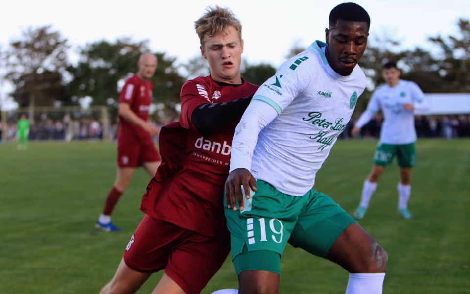 Fodboldfest på Oksbøl Stadion med glade fans og stor frivillig indsats