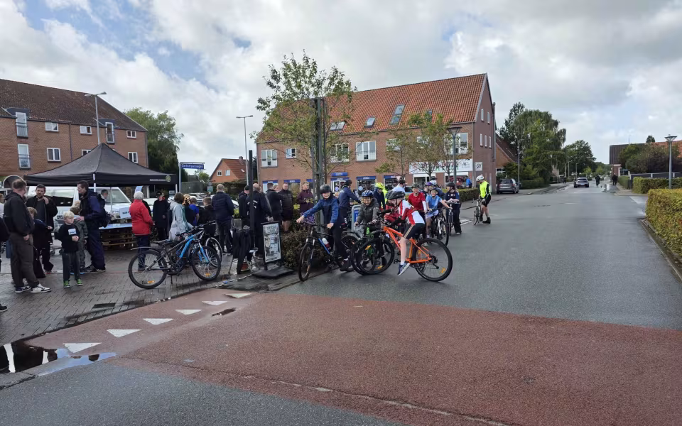 Regnen lagde en dæmper på Torvedagen i Ølgod, men ikke på humøret - Se billeder fra dagen
