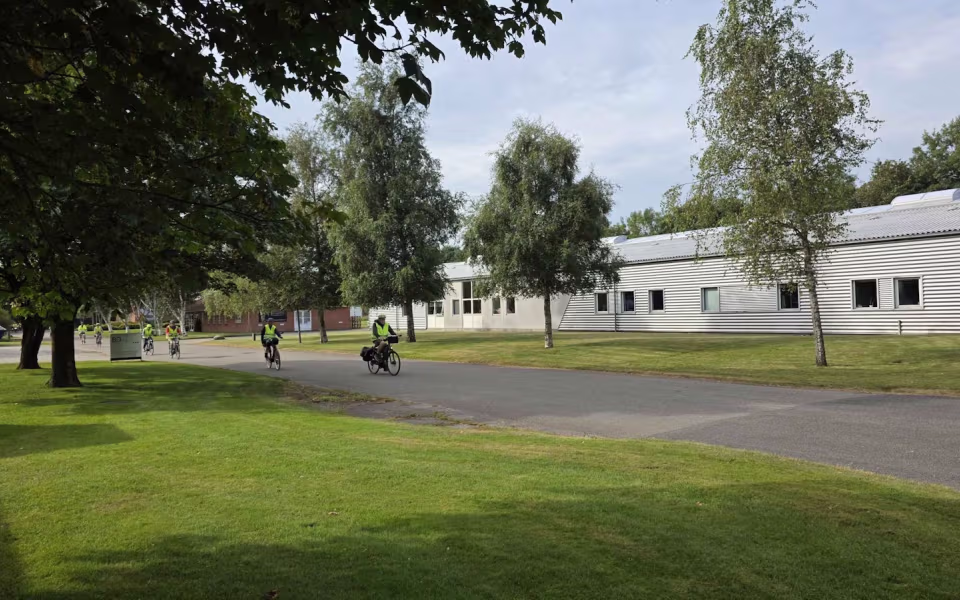 Tistrup Cykler Sammen på smagfuldt besøg hos Mums Kager i Skovlund