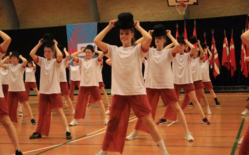 Farverig opvisning lyser Sportspark op