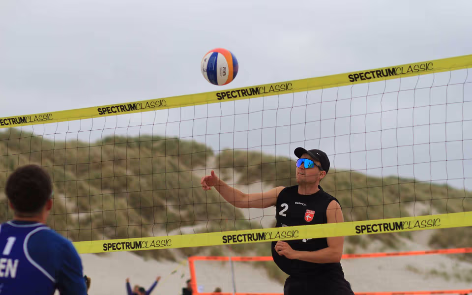 Vestenvinden udfordrer beachvolley-eliten