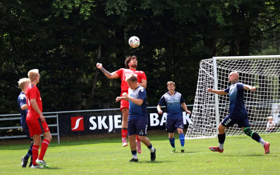 Billeder fra serie 4 herre kampen mellem Ølgod IF og HTS.