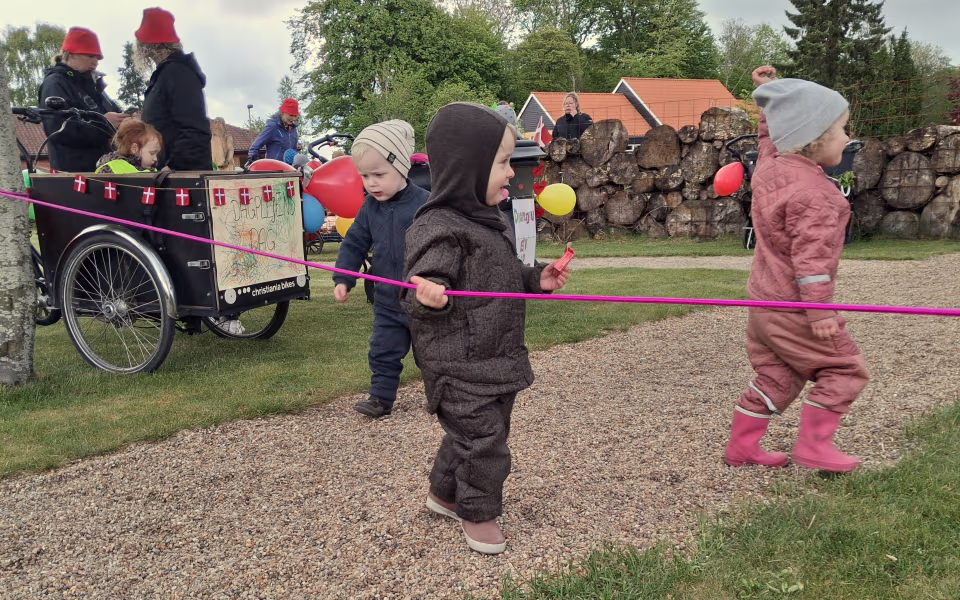 Børnene fra dagplejen spredte glæde og satte røde hjerter op rundt i Ansager for at markere Dagplejens Dag