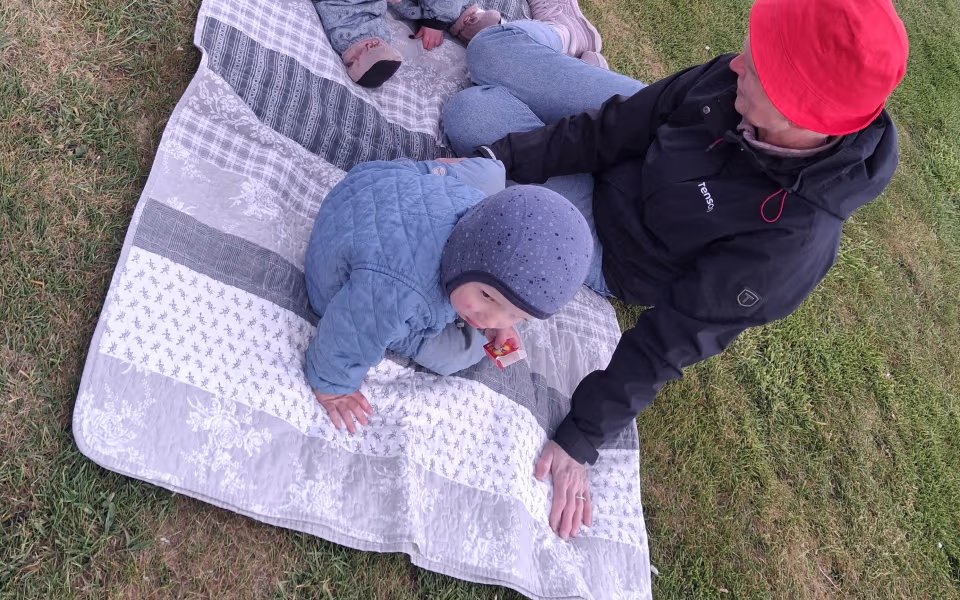 Børnene fra dagplejen spredte glæde og satte røde hjerter op rundt i Ansager for at markere Dagplejens Dag