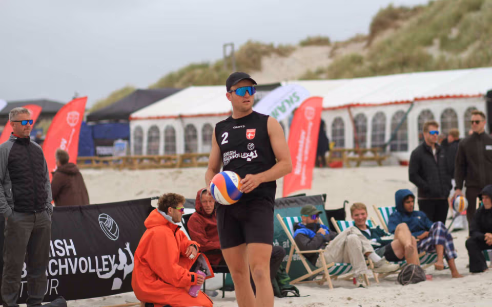 Vestenvinden udfordrer beachvolley-eliten