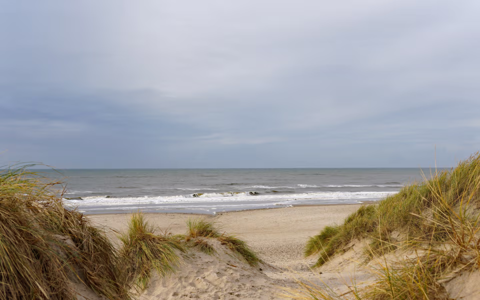 Vesterhavet ved Henne Strand med bølger, sandstrand og klitter med marehalm