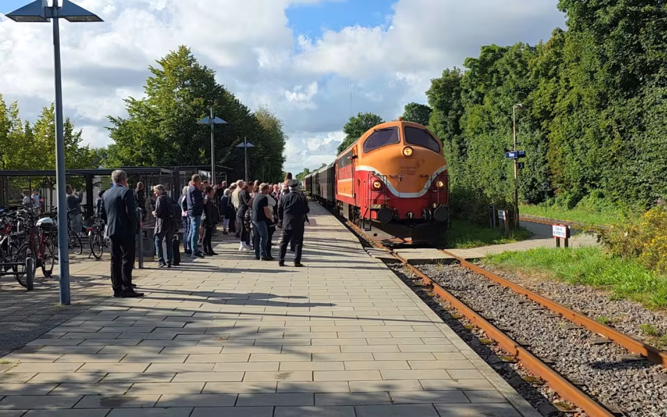 Tistrup Station forvandlet til et festligt samlingspunkt i anledning af den vestjyske længdebane 150-års jubilæum.