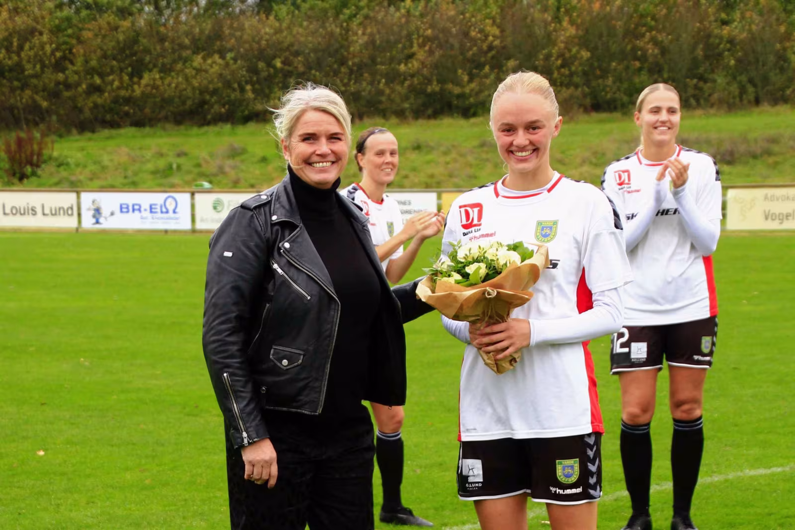 Mette Marie til venstre stopper efter 11 år som holdleder for Varde IF