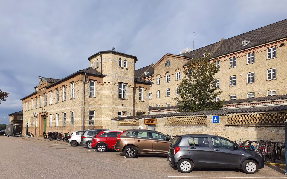 Fængselsmuseet i Horsens med murstensfacade, tårn og parkerede biler foran