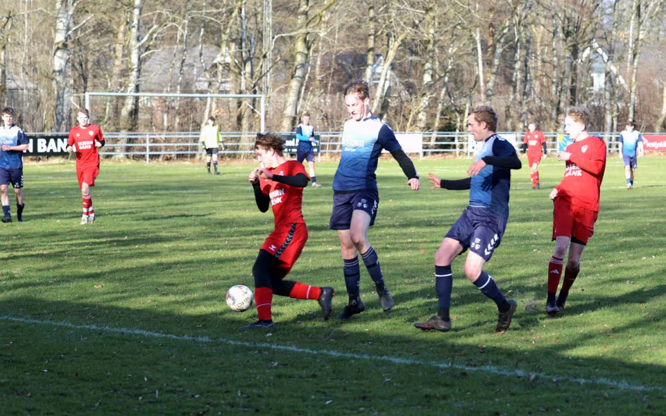 Fodbold Serie 3 herre Ølgod vandt hjemme 4-3 over HTS - Se billeder fra kampen.
