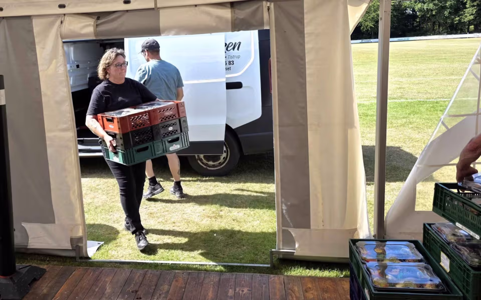 Sommerstemning og glade mennesker til sommerfest på Tistrup Stadion - Se billeder og filmklip..