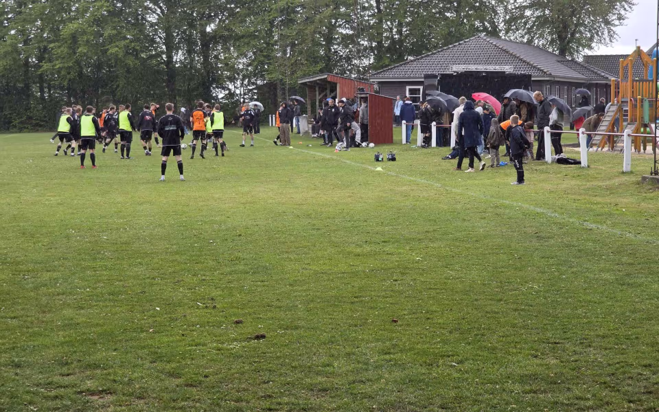 Kampreferat fra serie 1 kampen mellem Helle FC og HTS - Byfest, fodbold og fællesskab på Fåborg Stadion