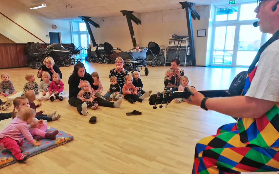 Dagplejen sammen med Ballonklovnen i Skovlund kulturhus