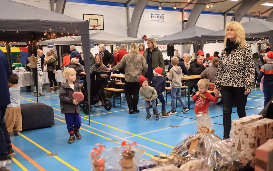 Julemarked samlede Billum i hallen