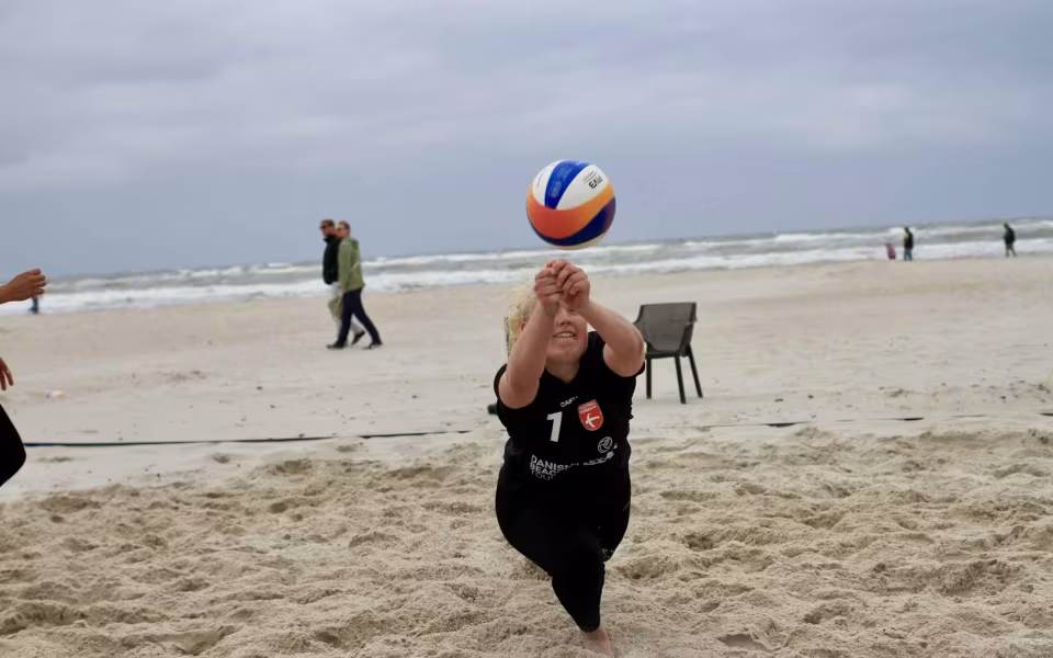 Vestenvinden udfordrer beachvolley-eliten