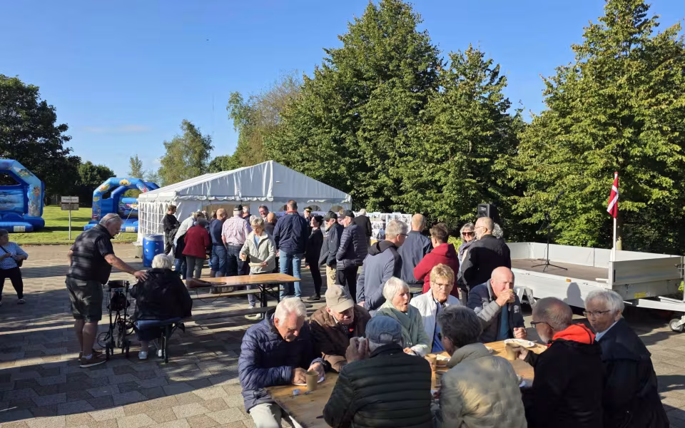 Tistrup Station forvandlet til et festligt samlingspunkt i anledning af den vestjyske længdebane 150-års jubilæum.