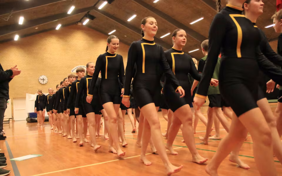 Farverig opvisning lyser Sportspark op