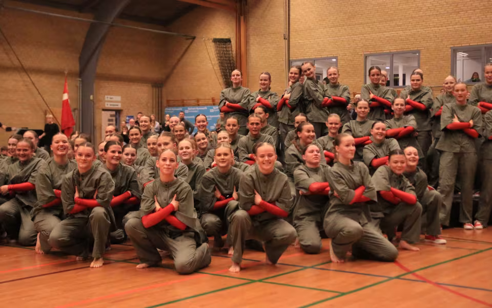 Farverig opvisning lyser Sportspark op