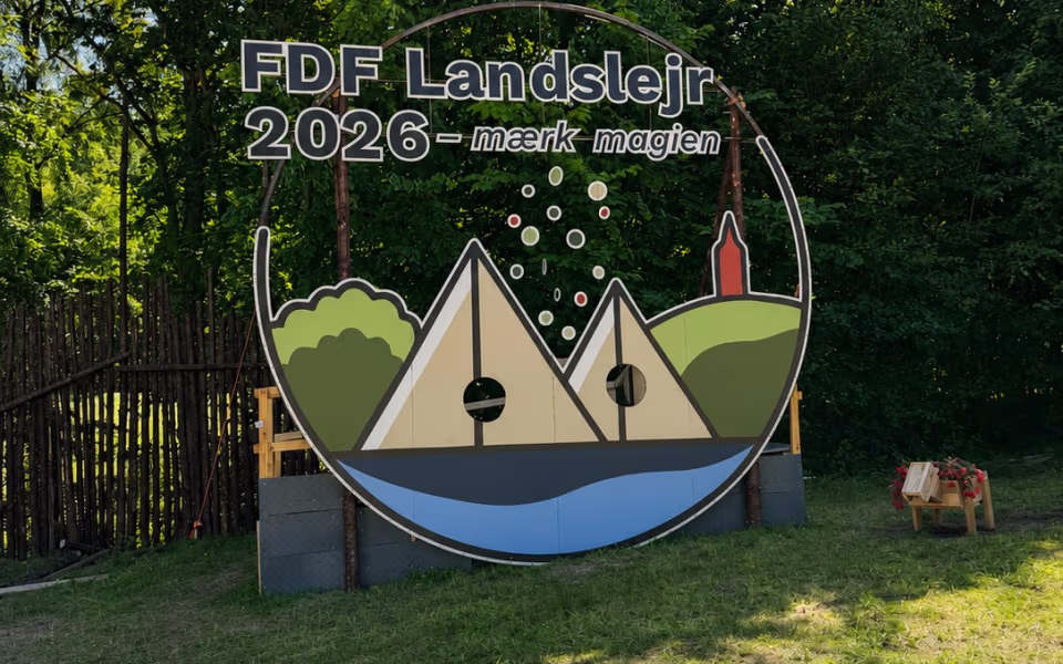 FDF Ansager er på vej gennem skoven på Sletten ved Silkeborg, hvor landslejrens eventyr er begyndt.