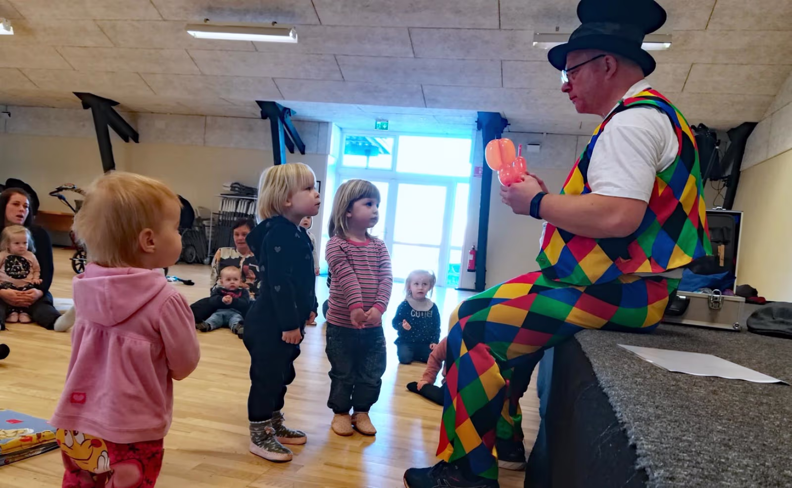 Dagplejen sammen med Ballonklovnen i Skovlund kulturhus