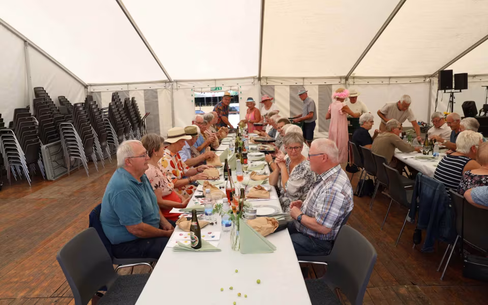 Sommerstemning og glade mennesker til sommerfest på Tistrup Stadion - Se billeder og filmklip..
