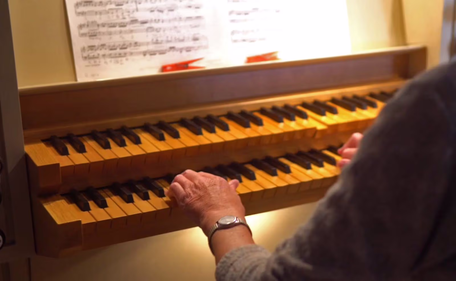 Organist Bente Andreasen spiller på orgelet i Ansager Kirke