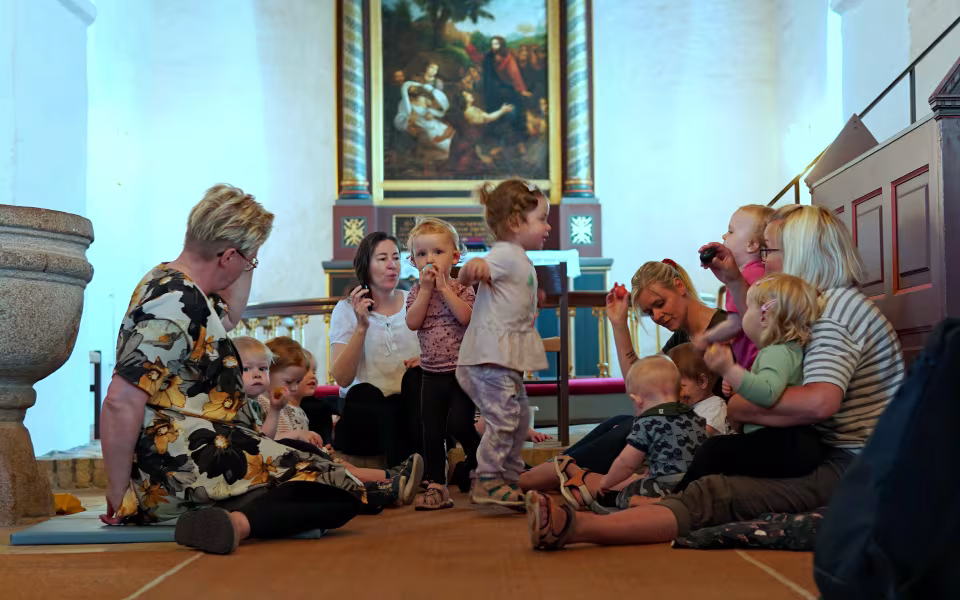 Musikforløb i Varde Kommunes dagpleje fokuserer på nærvær og gentagelser med enkle sange og rekvisitter. Her er vi i Ansager kirke og børn på forskellige udviklingstrin deltager.