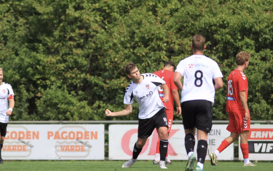 Kampens spiller Jonas jubler efter sin scoring til 4-0