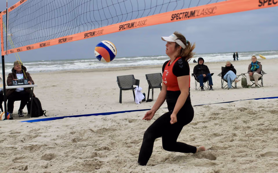 Vestenvinden udfordrer beachvolley-eliten