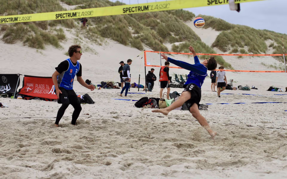 Vestenvinden udfordrer beachvolley-eliten