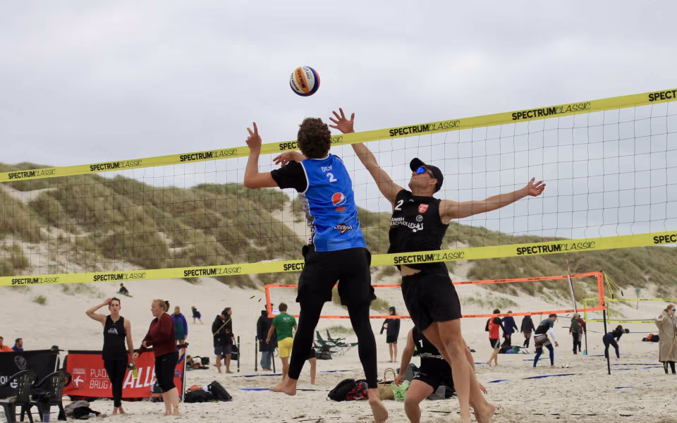 Vestenvinden udfordrer beachvolley-eliten