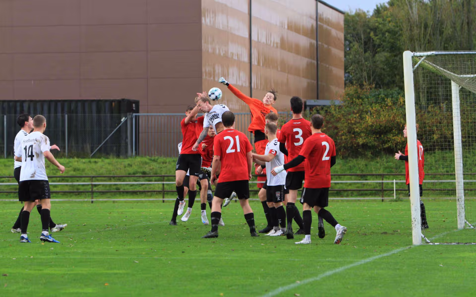 Varde redder point i overtiden