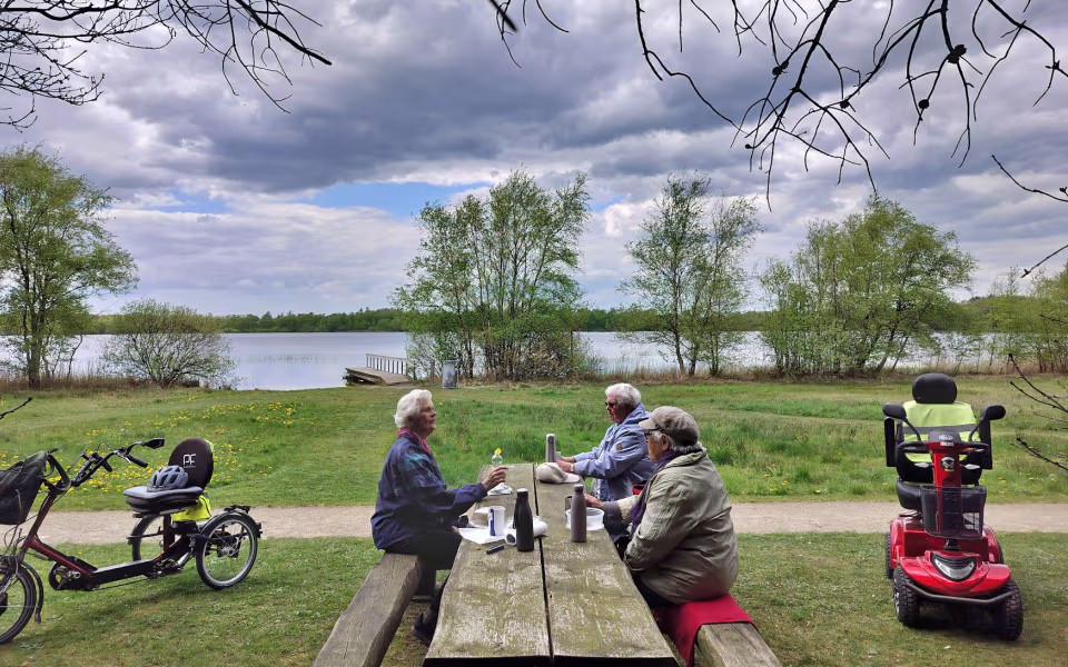 Billedet er fra ELitens seneste tur til Kvie Sø, hvor deltagerne holdt pause ved søbredden. Målet for næste tur er endnu ikke fastlagt og afhænger af vejr og vind.