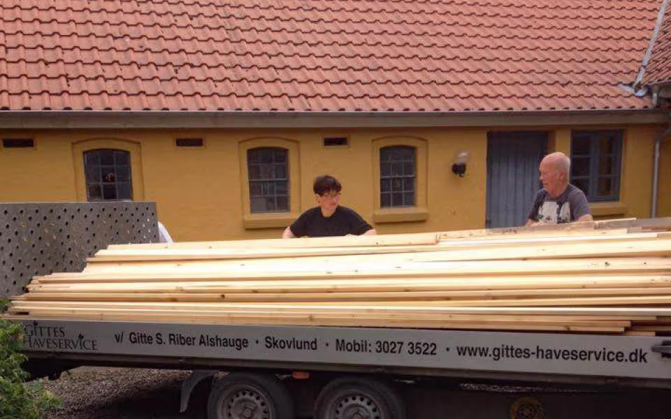 Frivilligt arbejde på rideklubben med kreativ genbrug af materialer