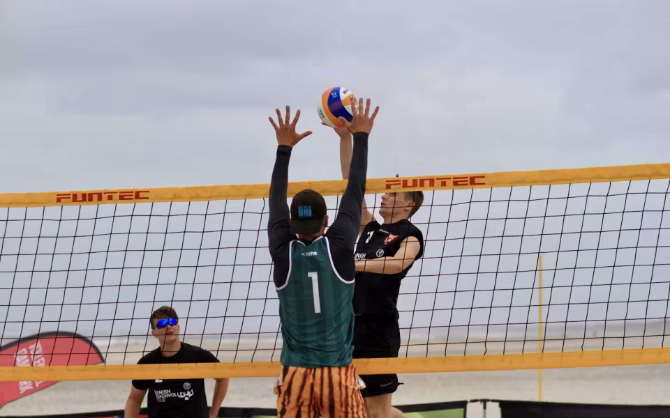 Vestenvinden udfordrer beachvolley-eliten