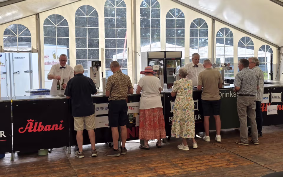 Sommerstemning og glade mennesker til sommerfest på Tistrup Stadion - Se billeder og filmklip..