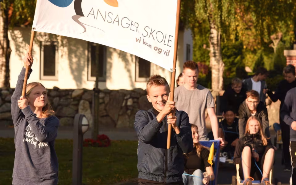 Sæbekasseparade ved plejehjemmet i Ansager