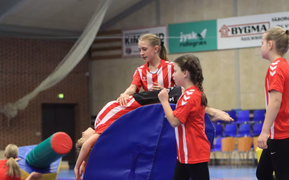 Salto Kids charmerer ved Helleopvisning