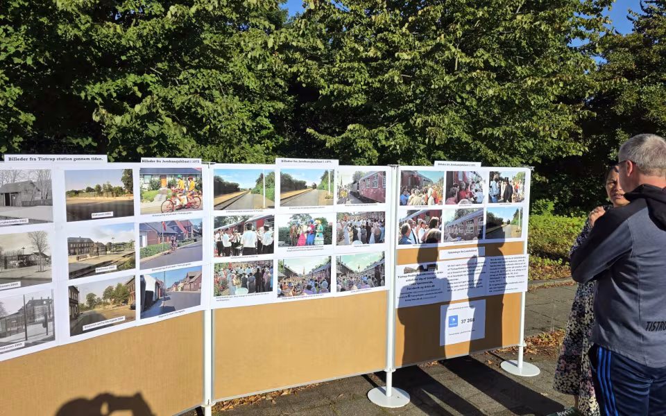 Tistrup Station forvandlet til et festligt samlingspunkt i anledning af den vestjyske længdebane 150-års jubilæum.