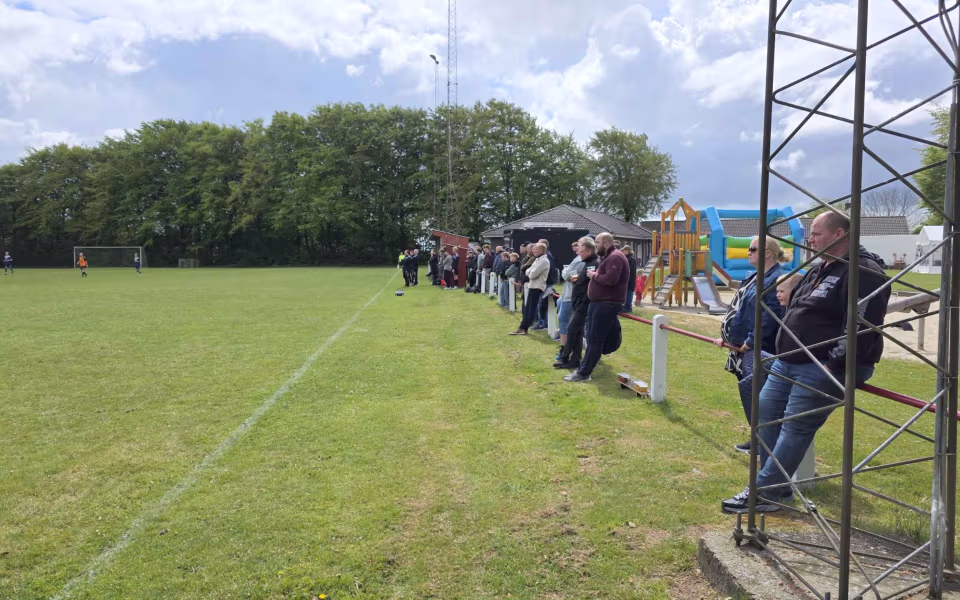Kampreferat fra serie 1 kampen mellem Helle FC og HTS - Byfest, fodbold og fællesskab på Fåborg Stadion