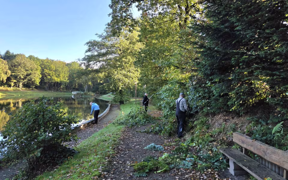 Solen skinnede fra en blå himmel, da 16 frivillige søndag den 4. oktober mødtes til arbejdsdag i Tistrup Anlæg.