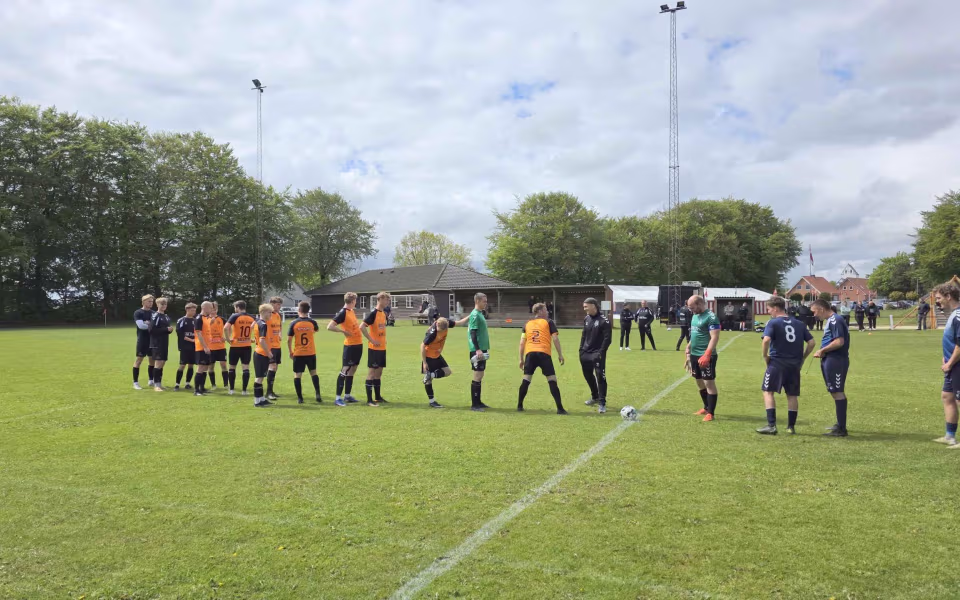 Kampreferat fra serie 1 kampen mellem Helle FC og HTS - Byfest, fodbold og fællesskab på Fåborg Stadion