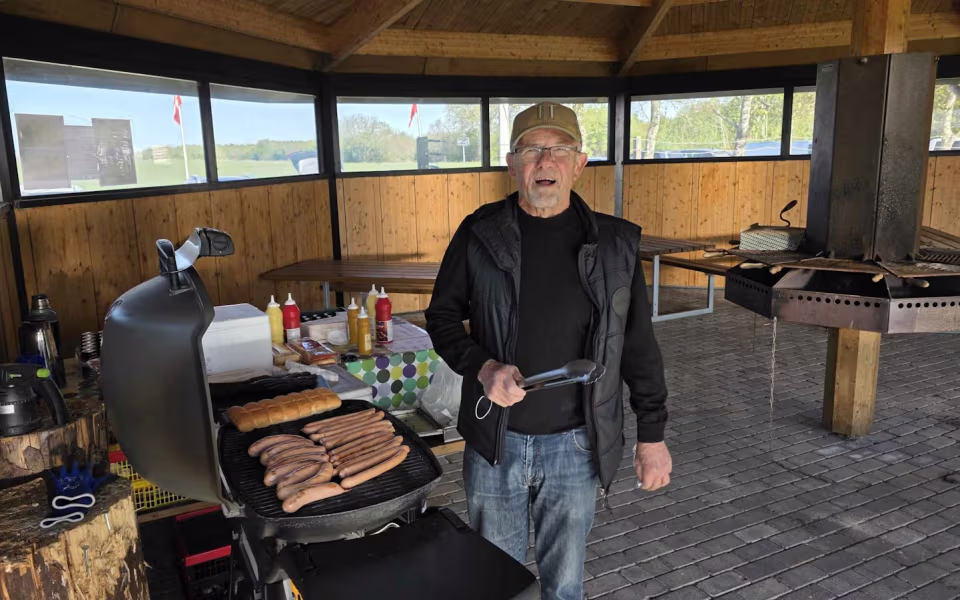 Årets Loppemarked på Krusbjerg Stadion: En dag med fællesskab, handel og stærke traditioner.